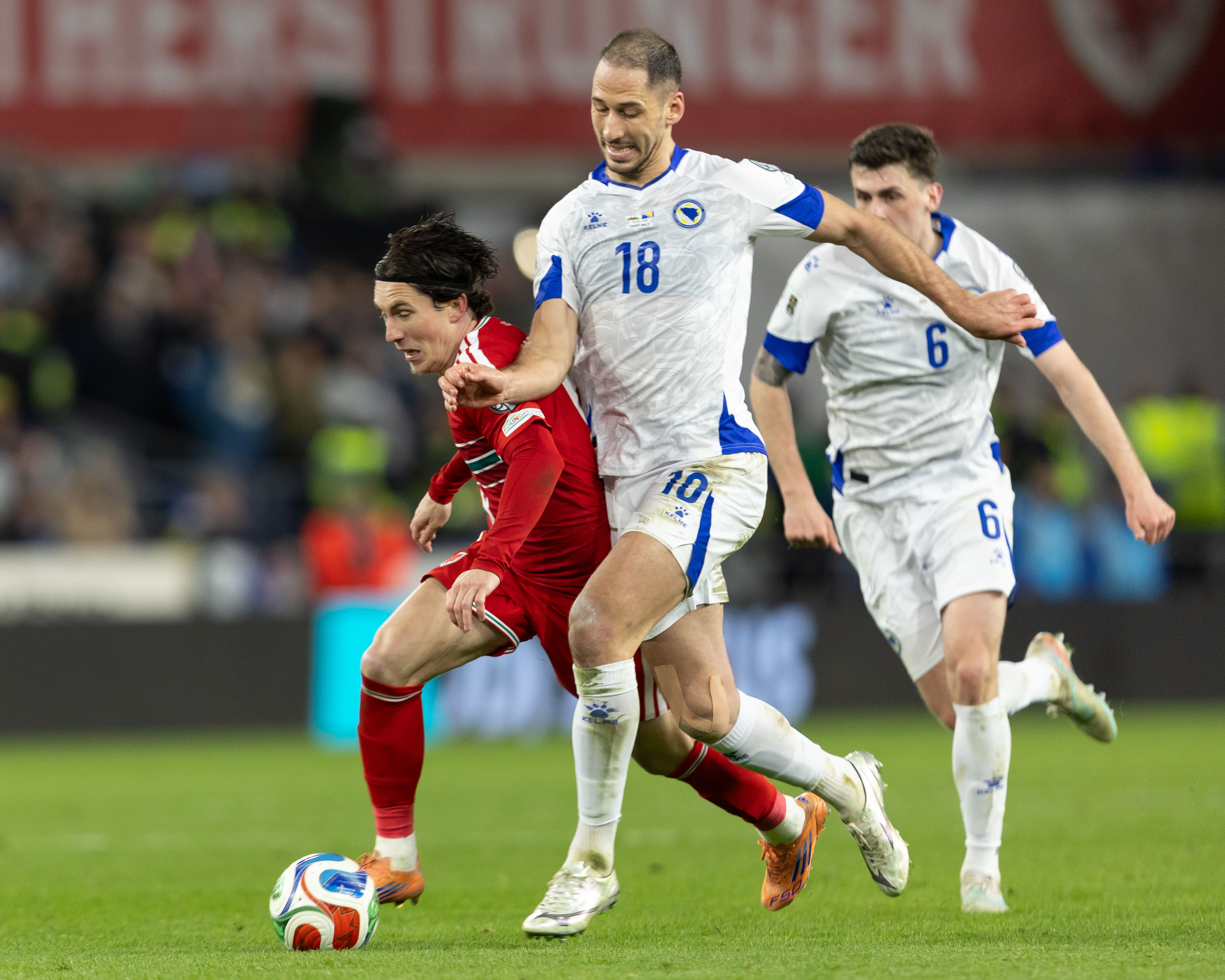 体育赛事-波黑后卫：意大利是世界最强球队之一；这是我第一次在赛后哭