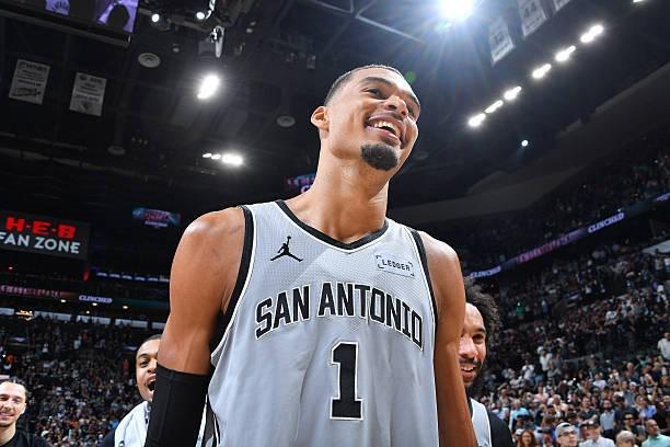 体育赛事-文班亚马常规赛数据：场均25分11.5篮板3.1盖帽，蝉联盖帽王